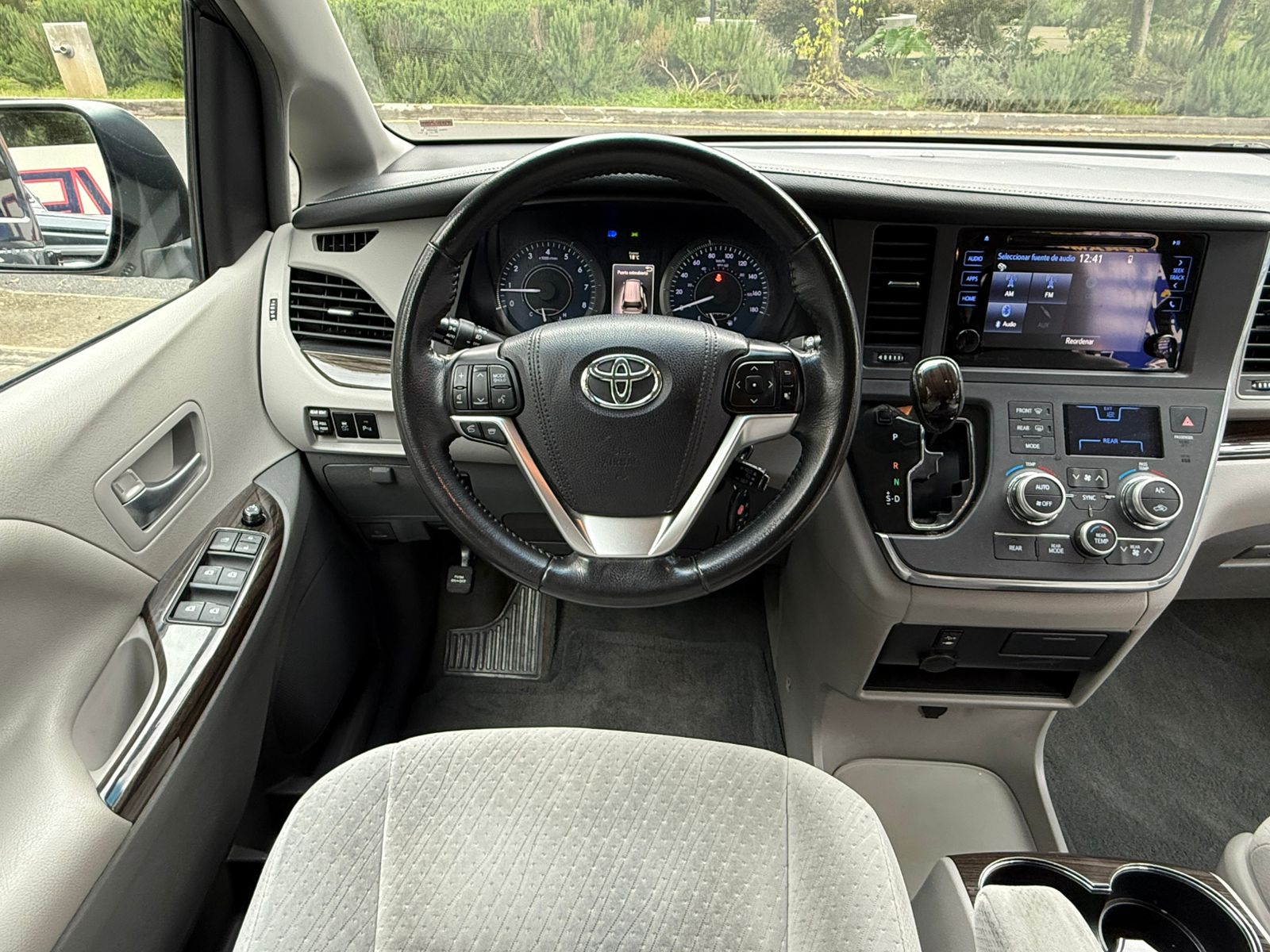 Toyota Sienna XLE  2016