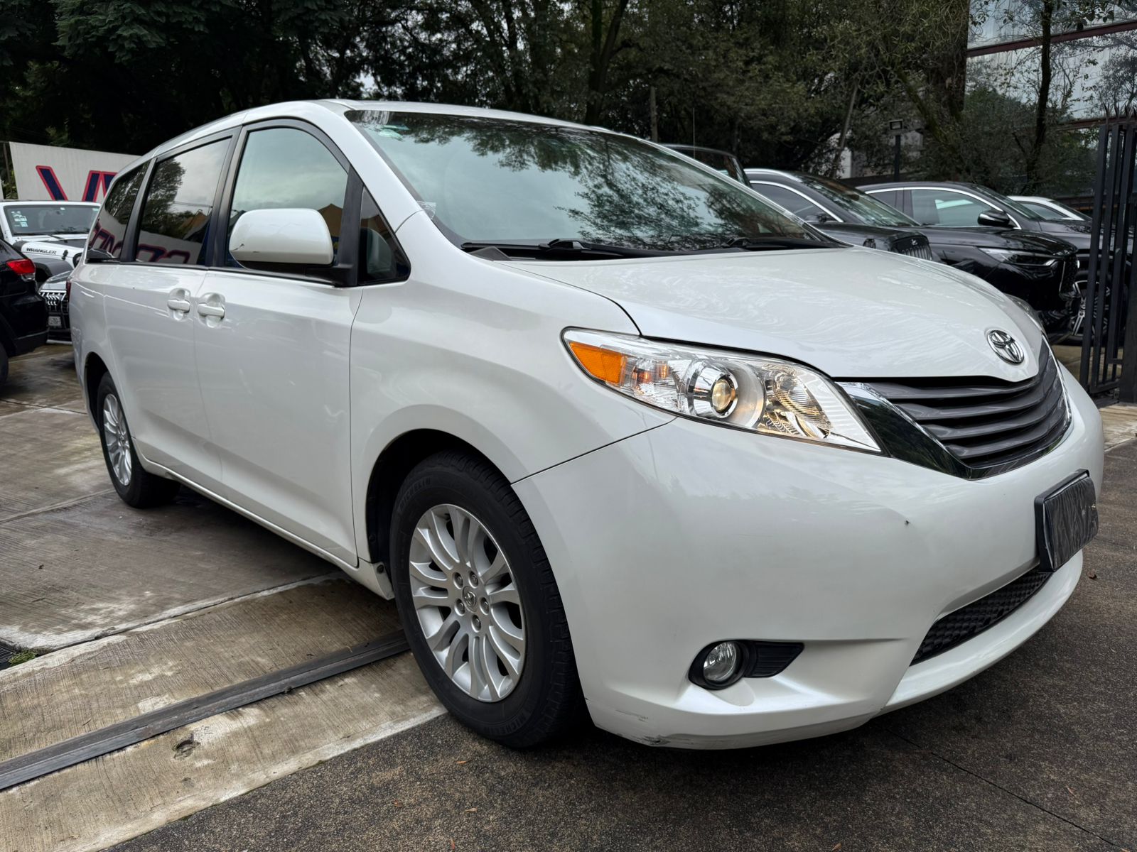 Toyota Sienna XLE  2016