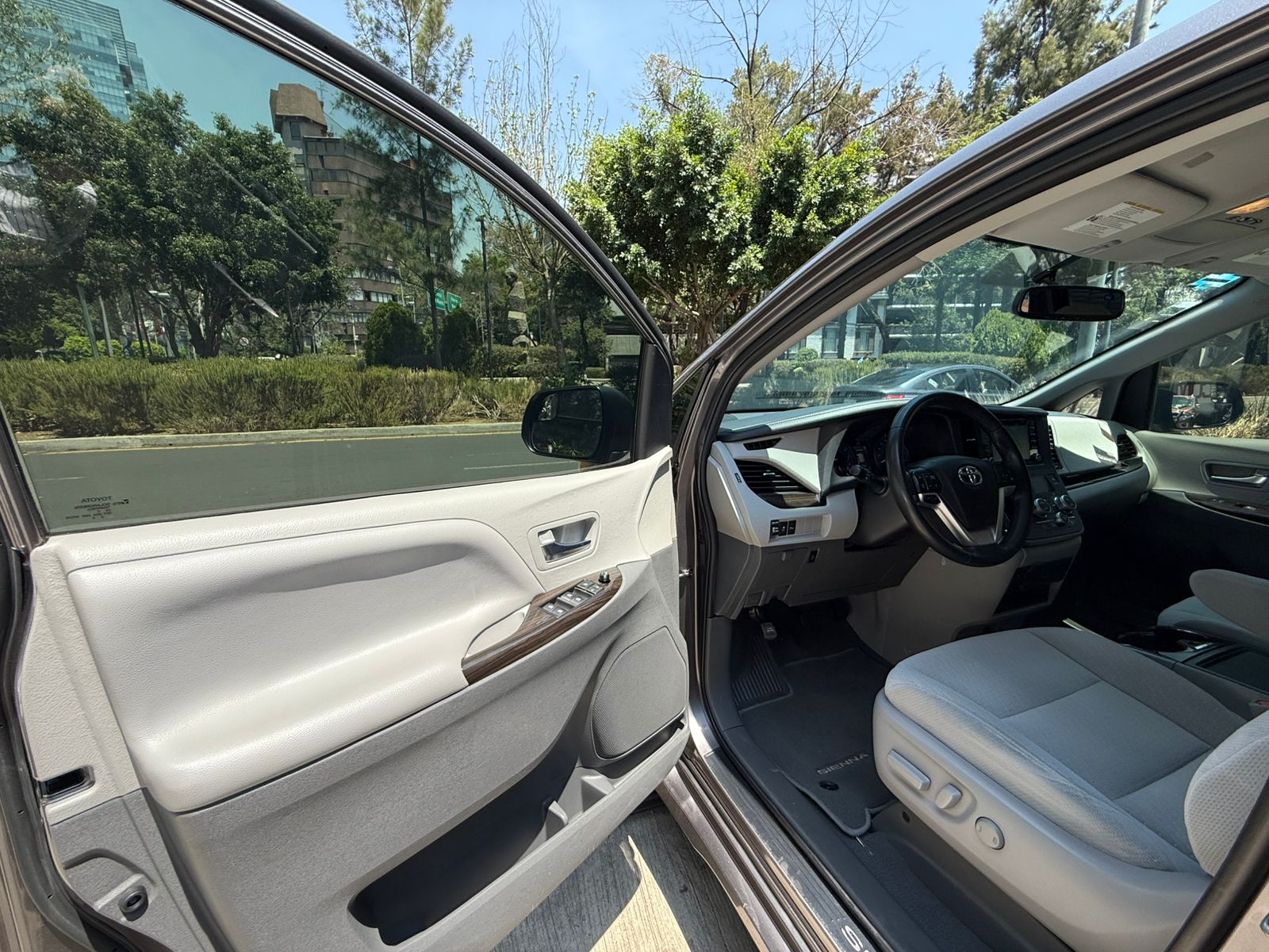 Toyota Sienna XLE  2020